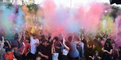 Tarsuslu gençler ’Renk Partisi’ ile doyasıya eğlendi