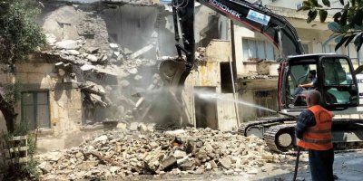 Akdeniz’de metruk binaların yıkımı sürüyor