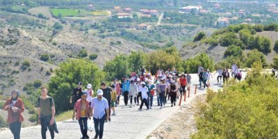 Burdurlu doğa severler antik kente yürüyüp mesire alanında stres attı