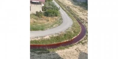 Mersin’de DSİ’ye ait kanaldaki su kırmızıya büründü