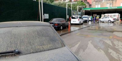 Toz yağdı sürücüler oto yıkamacıların yolunu tuttu