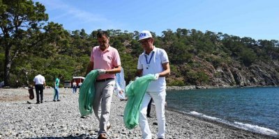 Denizin dibinden pet şişeler, otomobil lastiği, izmarit, poşet çıktı