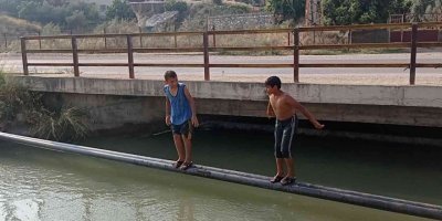 Çocuklar Adana sıcağında tehlikeye aldırış etmeyen kanallarda serinliyor