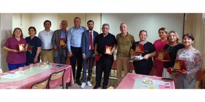 25 yılını dolduran sağlık çalışanlarına plaket verildi