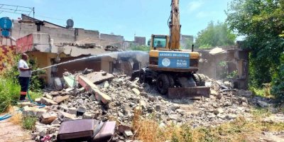Akdeniz’de bir metruk bina daha yıkıldı