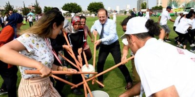 Okul sporlarının şampiyonları, madalyalarını Vali Pehlivan’ın elinden aldı