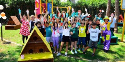 Küçük eller kedi evlerini boyadı