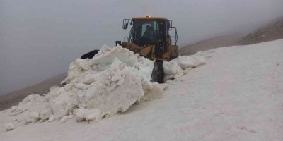 Mersin’de Yörüklerin yolları kardan temizleniyor