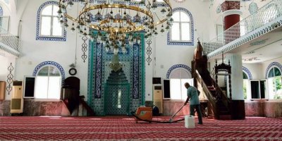 Akdeniz’de ibadethanelerde ilaçlama ve yıkama çalışmaları sürüyor