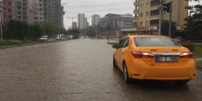 Sağanak yağış yolları nehre çevirdi