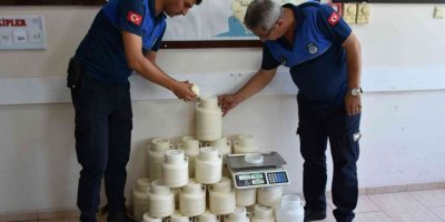 Tarsus’ta sağlığa zararlı 830 kilogram peynir ele geçirildi