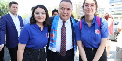 Başkan Böcek öğrencilerin karne heyecanına ortak oldu