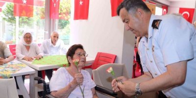 Tuğgeneral Özfidan Huzurevinedeki Babaları Unutmadı