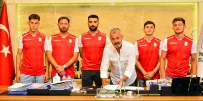 Manavgat Belediyespor’da 14 imza birden atıldı