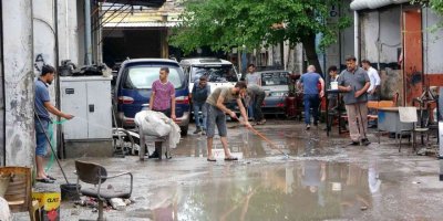 Sağanağın vurduğu Osmaniye’de sanayi esnafı iş yerlerini temizleyerek güne başladı