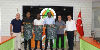 Dominika Başbakanı Skerrit’e Alanyaspor Forması