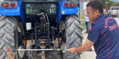 Traktöre giren 1,5 metrelik yılan paniğe neden oldu