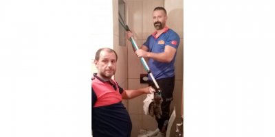 Apartman boşluğuna düşen yavru kediyi itfaiye kurtardı