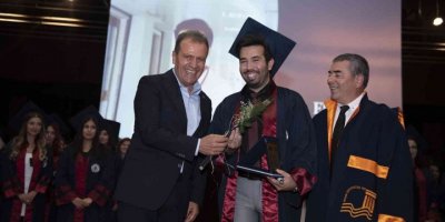 Seçer, genç hekimlerin mezuniyet heyecanına ortak oldu