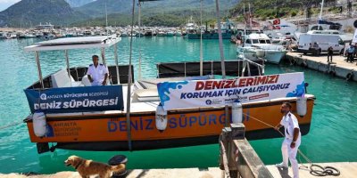 Antalya’nın ilk deniz süpürgesi Akdeniz’e indirildi