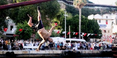 Antalya’da İptal Edilen Yağlı Direk Bayrak Yarışması Renkli Görüntülere Sahne Oldu