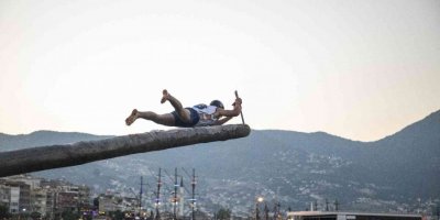 Kabotaj Bayramında Yağlı Direğin Ucundaki Bayrağa Erişmek İçin Yarıştılar