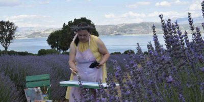 Lavantalar arasında resim yapıp keman çalarak kuraklığa dikkat çektiler