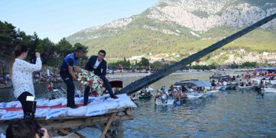 Yağlı direkten bayrak alma yarışmasında 4 bin lira 25 kişi ter döktü