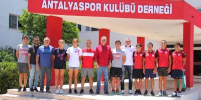 Şampiyon sporcular altınla ödüllendirildi