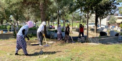 Mezarlıklarda bayram temizliği
