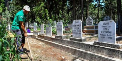 Mersin’de mezarlıklar ve ibadethaneler bayrama hazır
