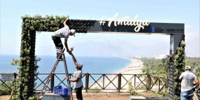 Aşırı sıcaklar karşısında kuruyan çiçekli fotoğraf çerçevesi, yeniden yeşillendi