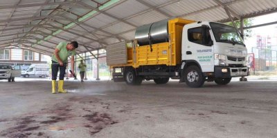 Toroslar’da kurban kesim ve satış yerlerinin temizliğine başlandı