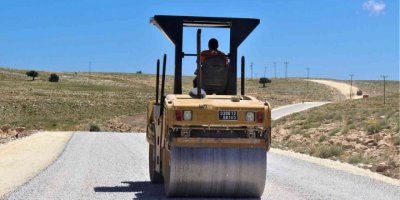 Erdemli’nin kırsal mahallelerinde asfalt çalışmaları sürüyor