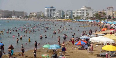 Mersin sahillerinde oteller dolunca tatilciler yerde çadırda ve araçlarında tatil yapıyor