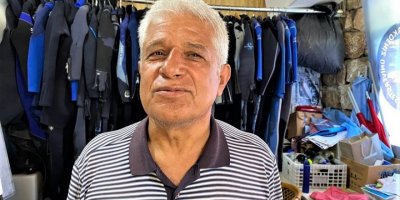 Yumurtlayan carettaya flaşlı cep telefonu eziyeti