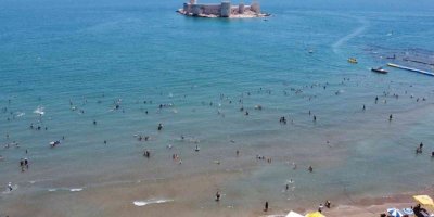 Sıcaktan kaçan soluğu denizde aldı