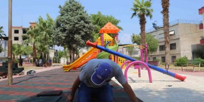 Toroslar’da park ve yeşil alanlara yaz bakımı