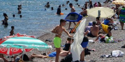 Dünyaca Ünlü Sahilde Tatilcilerin Plaj Şemsiyeleri İle İmtihanı