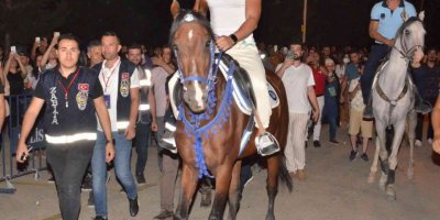 Koray Avcı, sahneye atla geldi