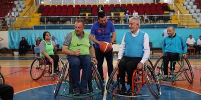 Engelli sporcularla farkındalık maçı yaptılar