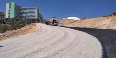 Antalya Şehir Hastanesi’ne ulaşımı sağlayacak sathi asfalt çalışmalarını tamamlandı