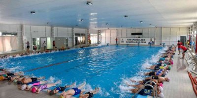 Adana’da 15 Bin Çocuk Yüzme Öğrenecek