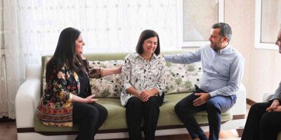 Cumhurbaşkanı Talimat Verdi... İşten Çıkarılan Şehit Eşine Yüreğir Belediyesi Sahip Çıktı