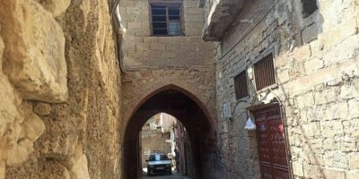 Altından yol geçen 150 yıllık ev