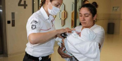 Bu hastanede bebekler ve anneleri çipli bileklikler ile güvende