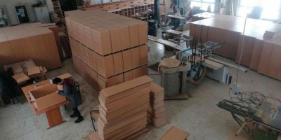 Anasınıfı öğrencilerine mobilya üretmek için tatilde de ter döktüler