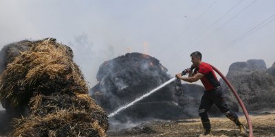 Saman balyaları alev aldı, yangın ormana sıçramadan son anda söndürüldü