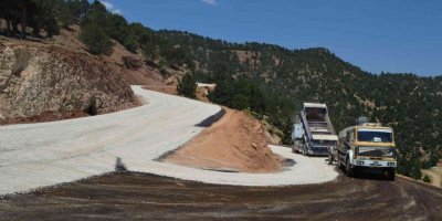 Elmalı Yuva Yayla Yolunda sathi asfalt çalışması