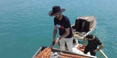 45 derece sıcakta, teknede kebap yaptılar